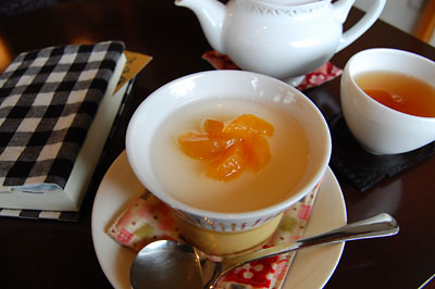 杏仁ふるふるプリンと有機栽培のほうじ茶