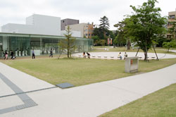 金沢21世紀美術館　斜め右側