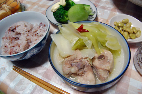 キャベツと鶏肉の水炊き風鍋と、黒米入りご飯、ブロッコリーとキウイ、おひたし豆
