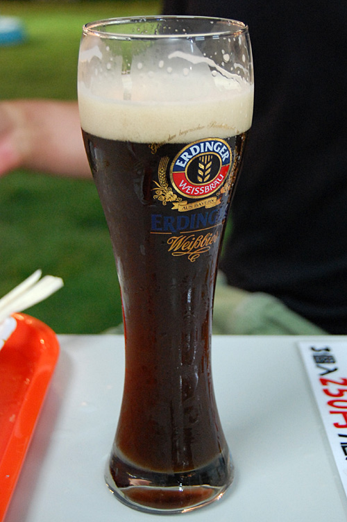 ドイツの黒ビールをグラスで
