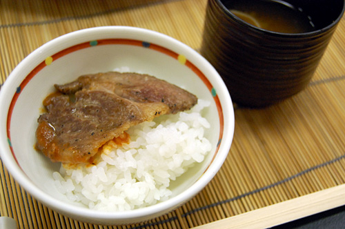 上州牛をご飯にのせて