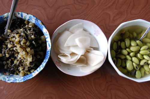 野沢菜の油炒め、カブの漬け物、ひたし豆