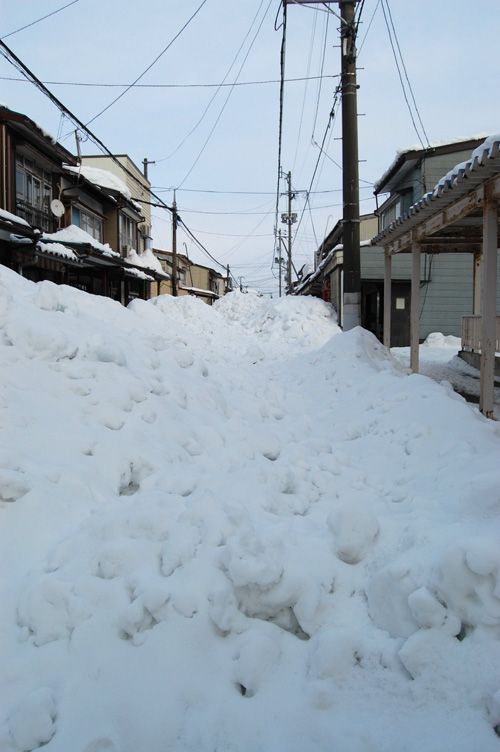 雪で埋まった東本町3丁目の通り