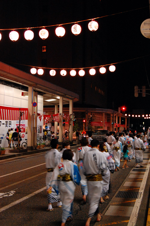 踊り手たちも帰路につきます