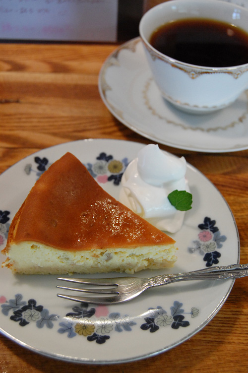 梅のチーズケーキとコーヒー