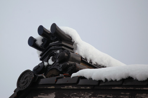 屋根瓦と雪