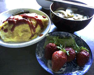 オムライスと自家産タケノコの味噌汁、初物のイチゴ