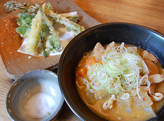 山菜の天ぷら　やわらかモツ煮
